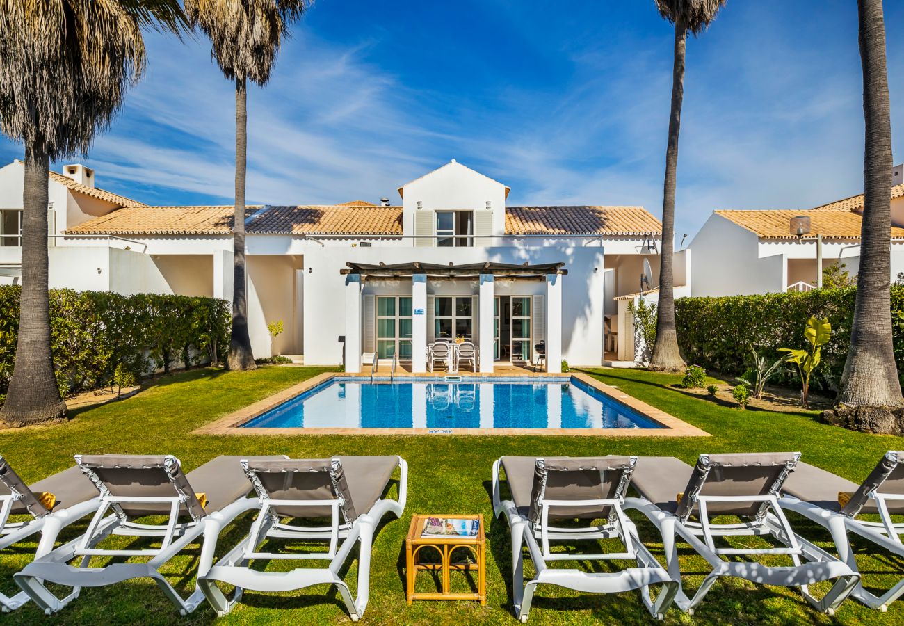 Villa em Galé - Villa Luz do Atlantico, 100m da praia e piscina privada