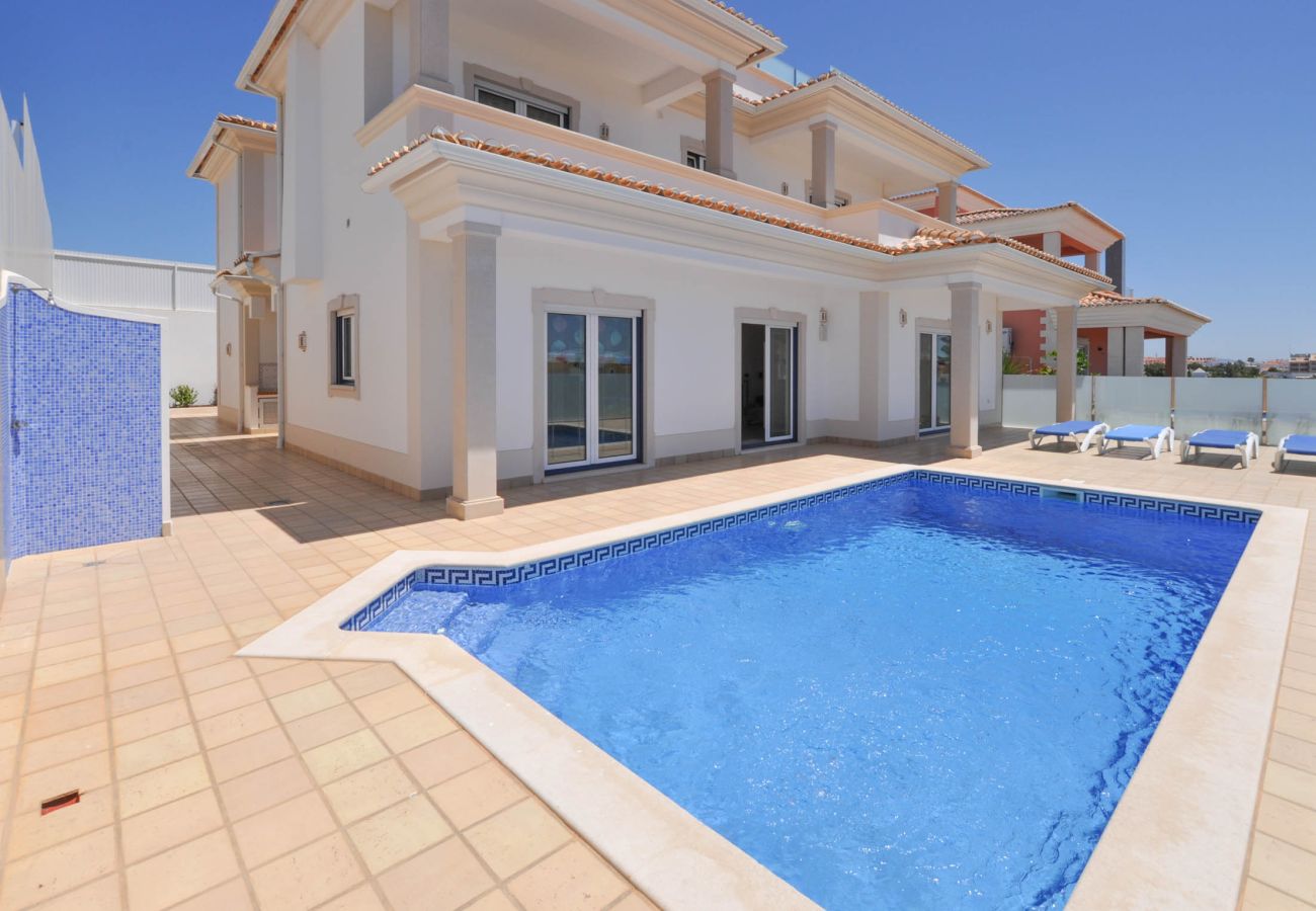 Villa em Albufeira - Villa Sunflower OCV - Jacuzzi Piscina privada e garagem