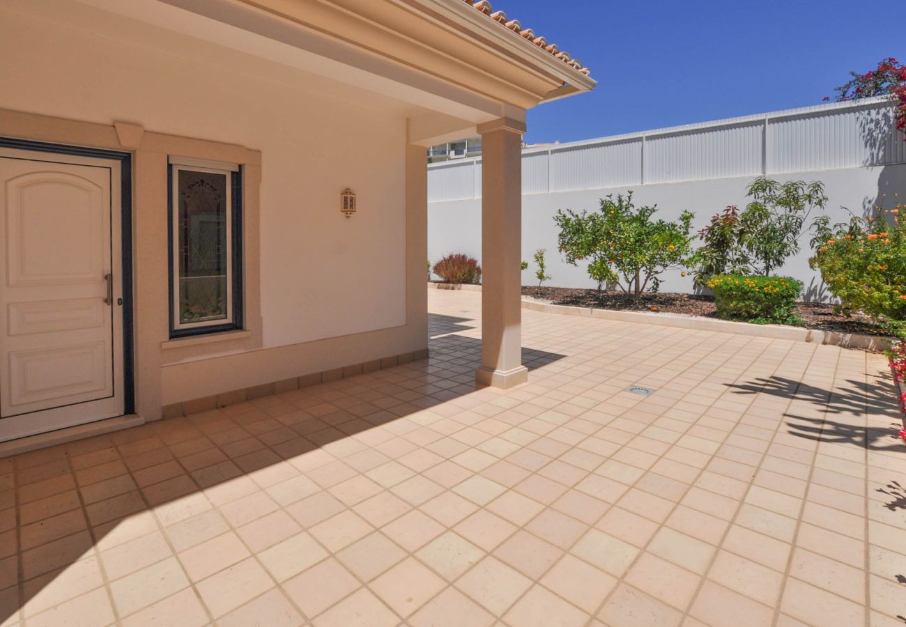 Villa em Albufeira - Villa Sunflower OCV - Jacuzzi Piscina privada e garagem