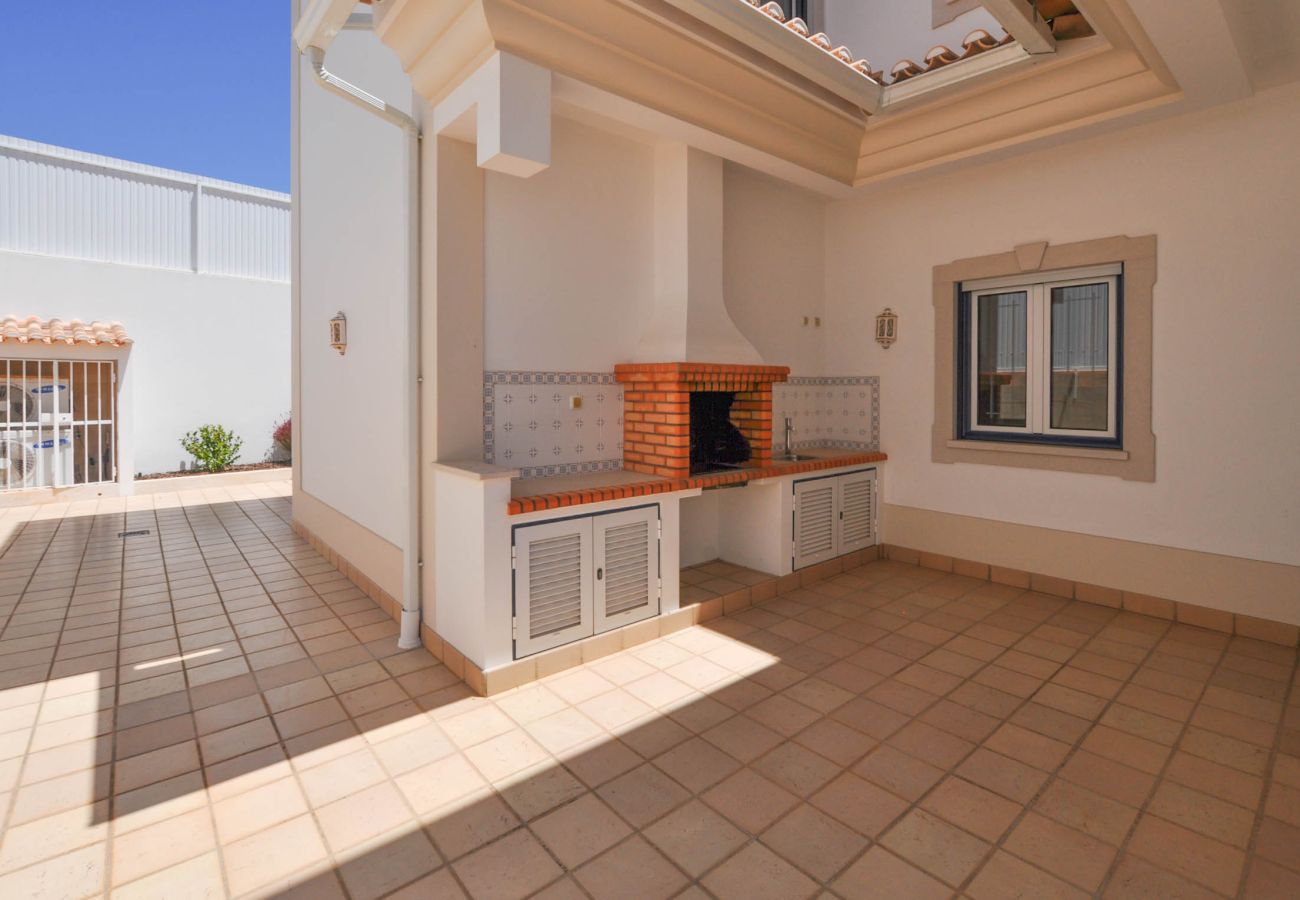 Villa em Albufeira - Villa Sunflower OCV - Jacuzzi Piscina privada e garagem