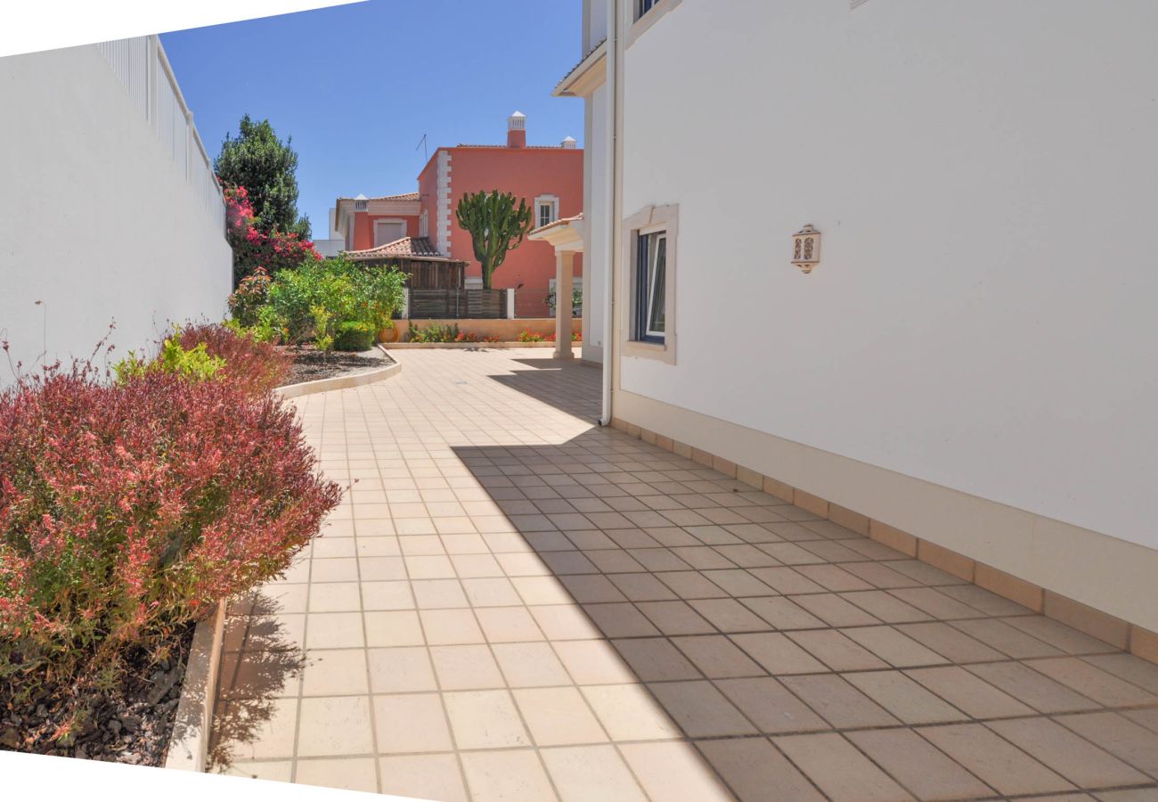 Villa em Albufeira - Villa Sunflower OCV - Jacuzzi Piscina privada e garagem