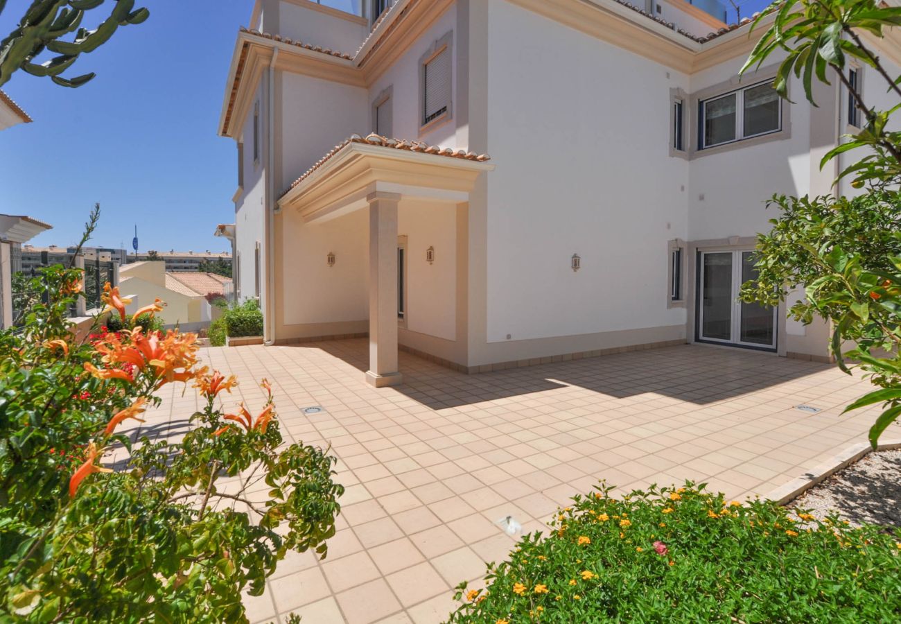 Villa em Albufeira - Villa Sunflower OCV - Jacuzzi Piscina privada e garagem