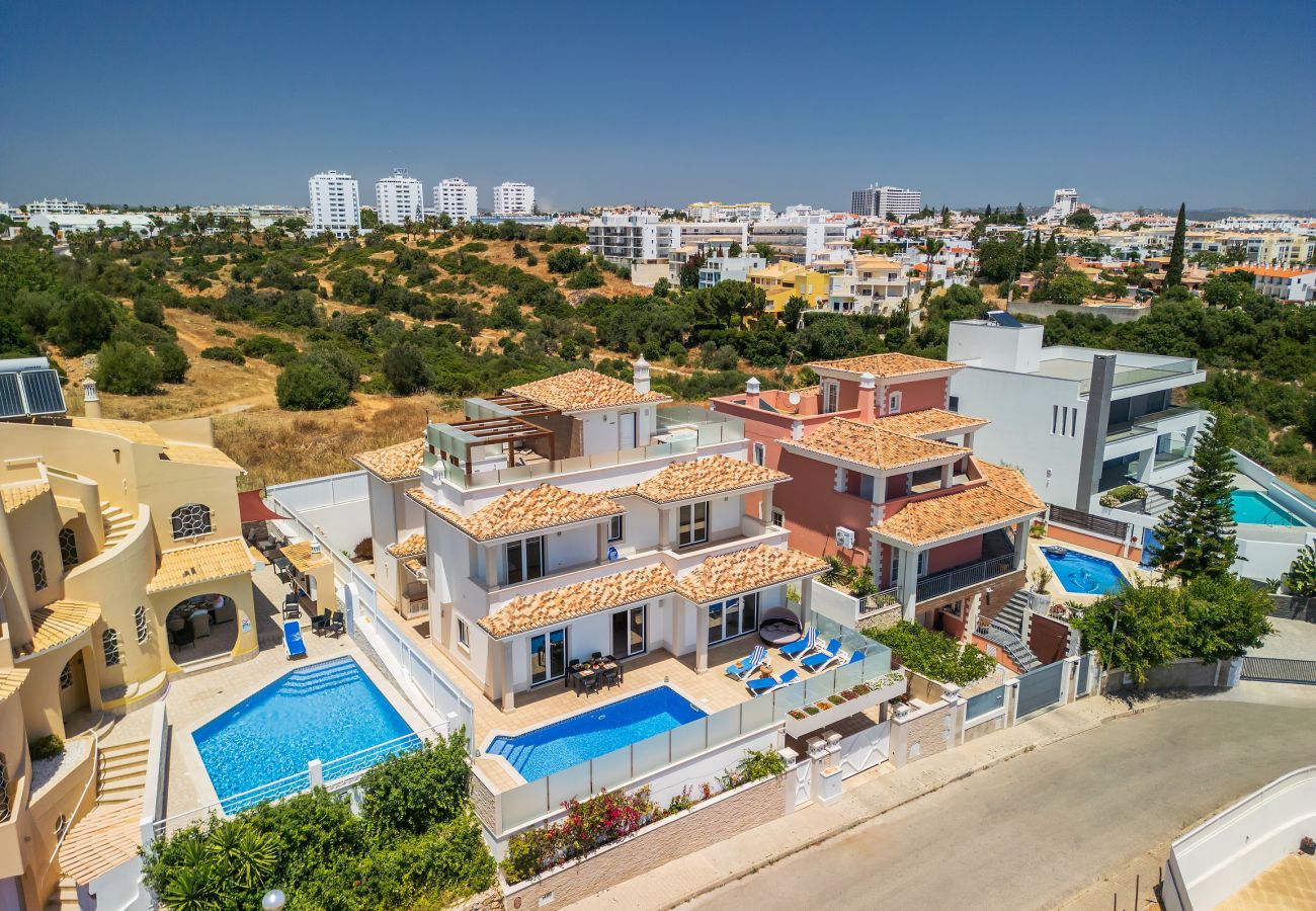 Villa em Albufeira - Villa Sunflower OCV - Jacuzzi Piscina privada e garagem